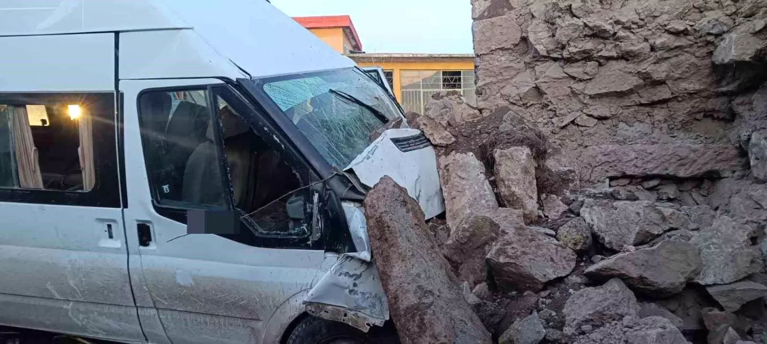 Aksaray'da işçi servisi bahçe duvarına çarptı: 2'si ağır 14 yaralı
