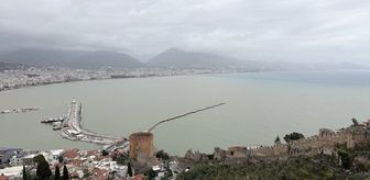 Alanya'da sağanak sonrası denizin rengi değişti