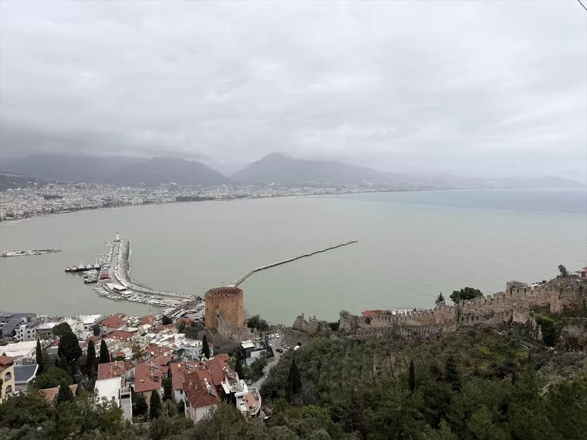 Alanya'da sağanak sonrası denizin rengi değişti