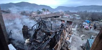 Amasya'da çıkan yangında binanın çatısı ile ahırda zarar oluştu