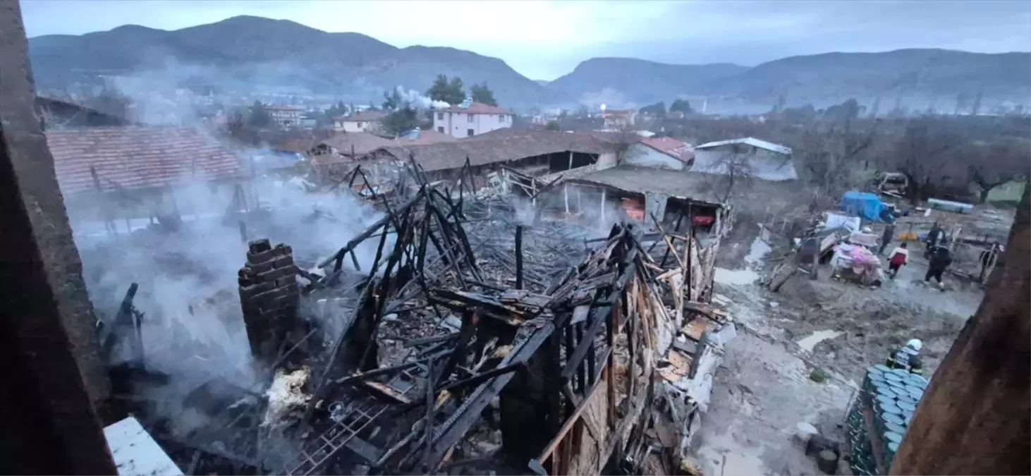 Amasya'da çıkan yangında binanın çatısı ile ahırda zarar oluştu