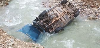 Amasya'da dereye devrilen otomobildeki 2 kişi yaralandı