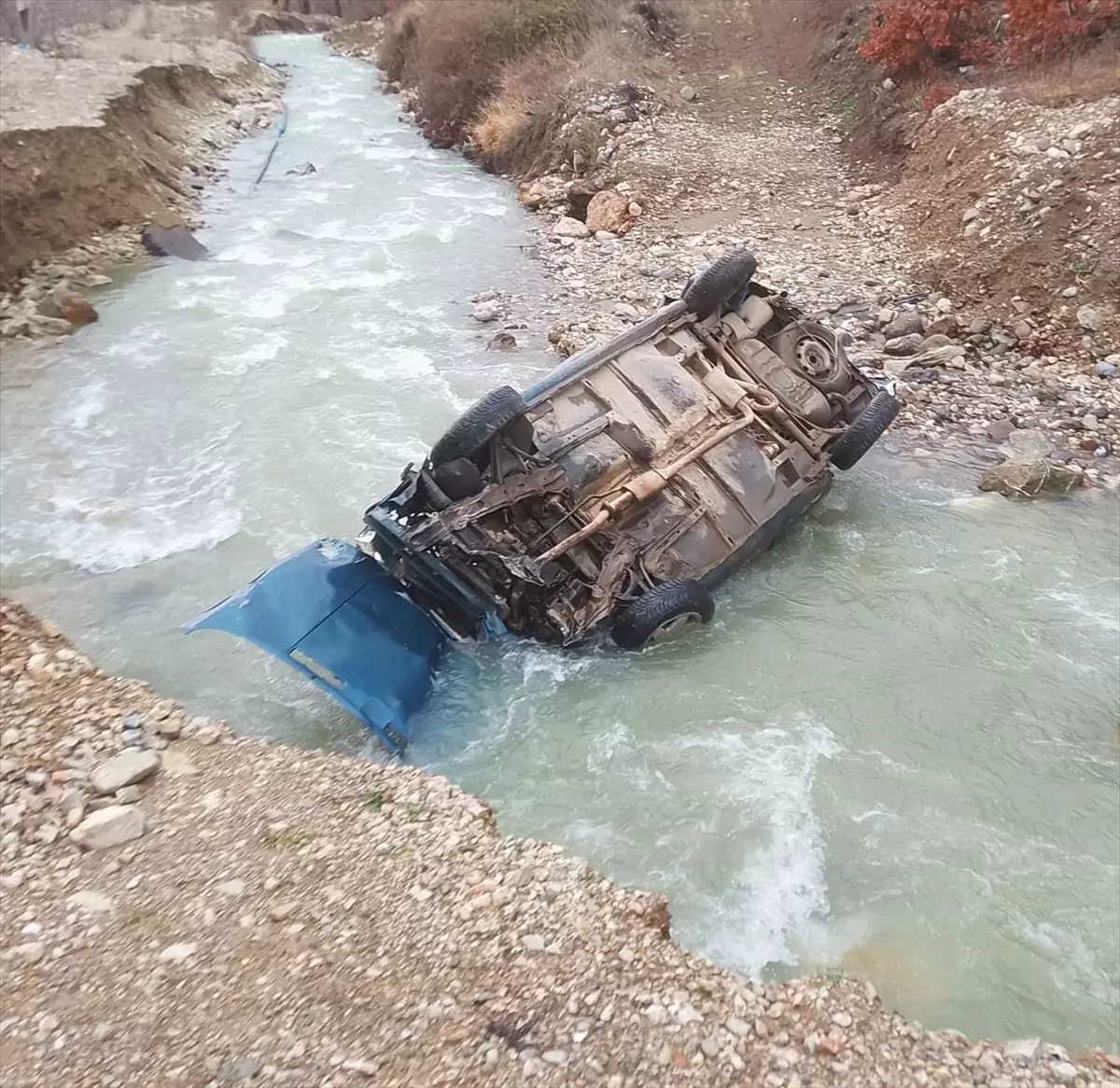 Amasya'da dereye devrilen otomobildeki 2 kişi yaralandı