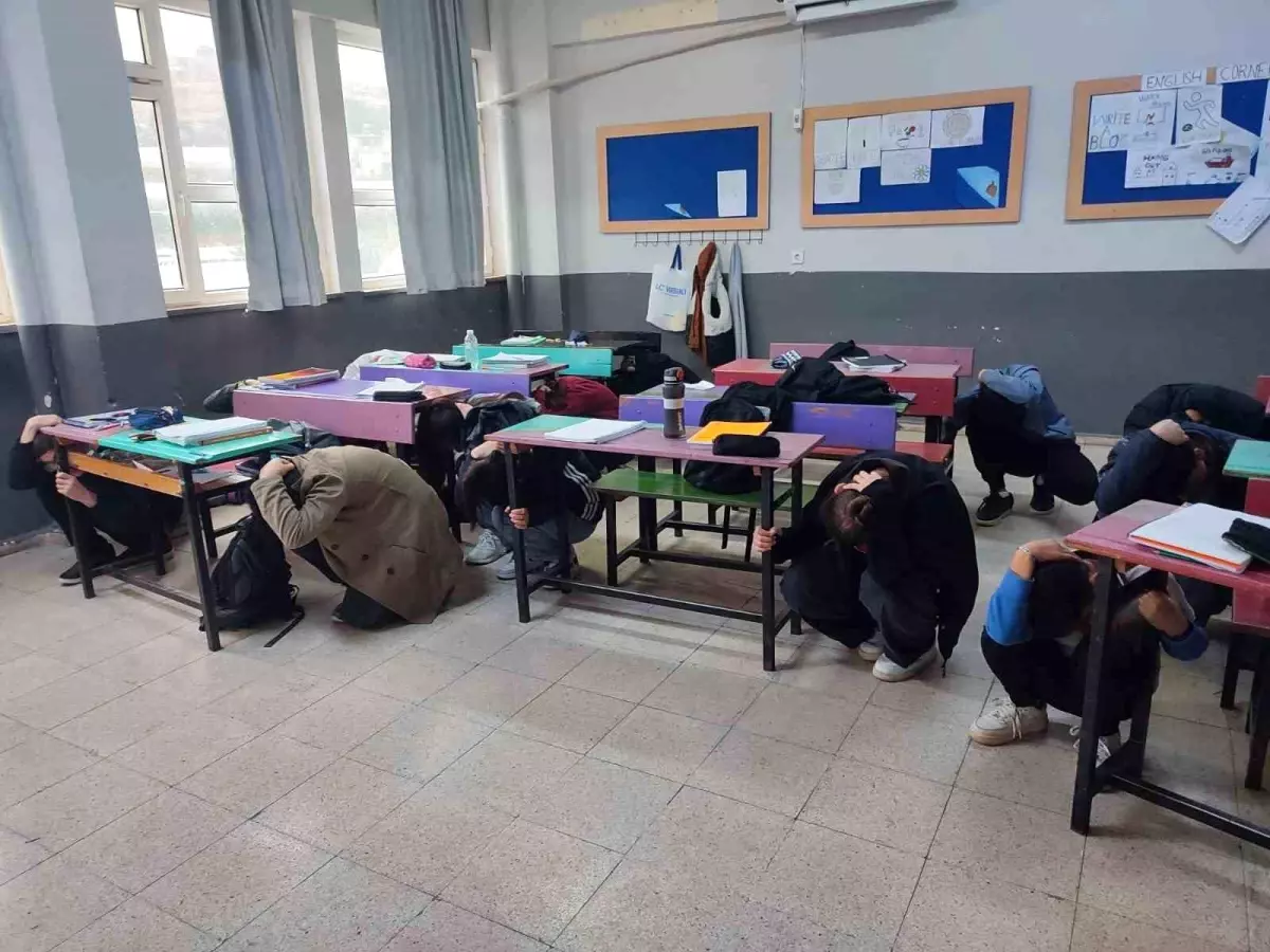 Antalya'da gerçeğini aratmayan deprem ve yangın tatbikatı