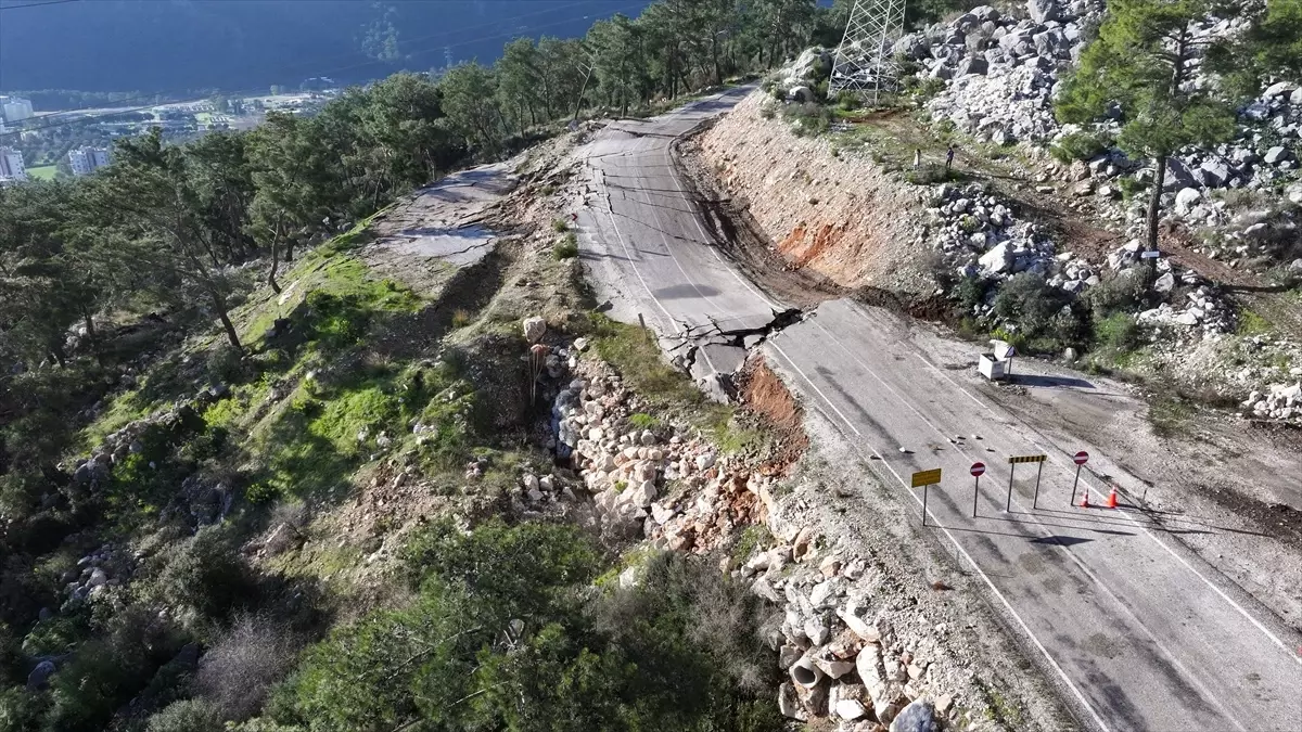 Antalya'da heyelan ve göçük oluşan yolda çalışmalar devam ediyor