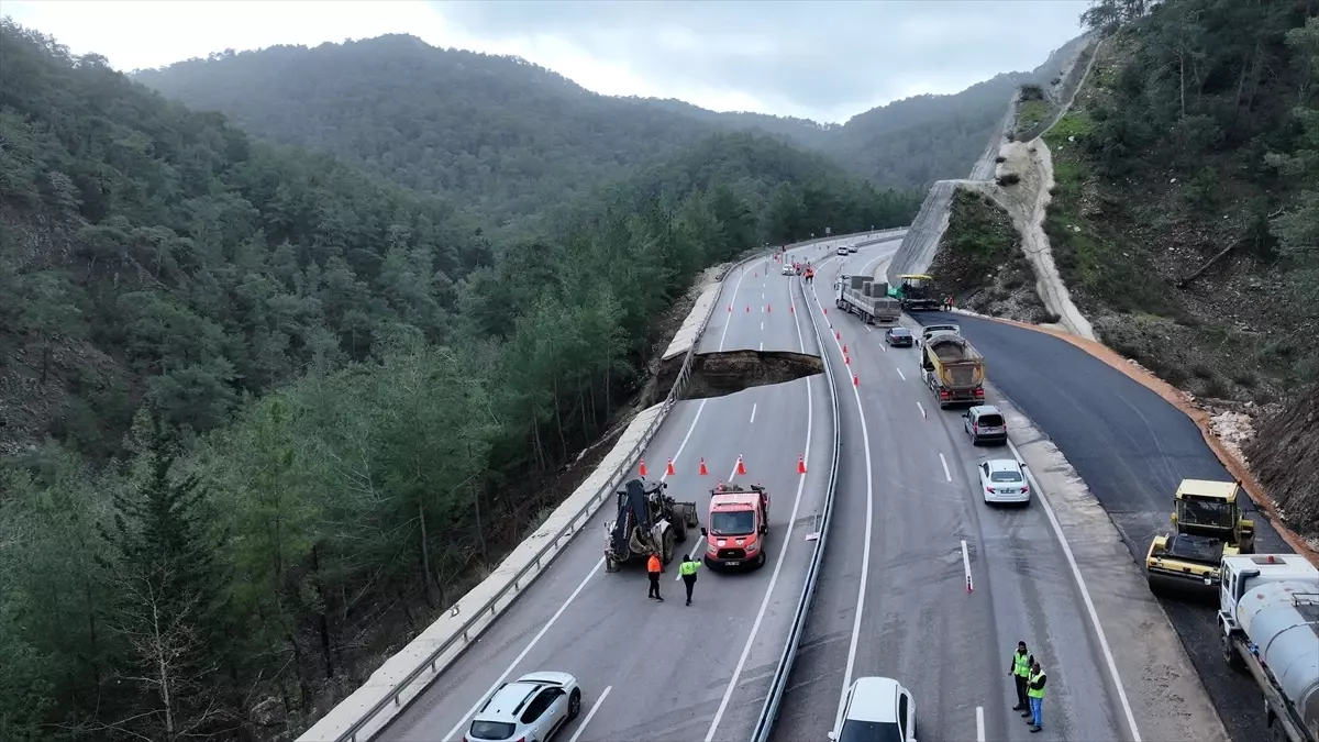 Antalya'da Kumluca-Kemer kara yolu göçük ve heyelan nedeniyle kısmen ulaşıma kapatıldı