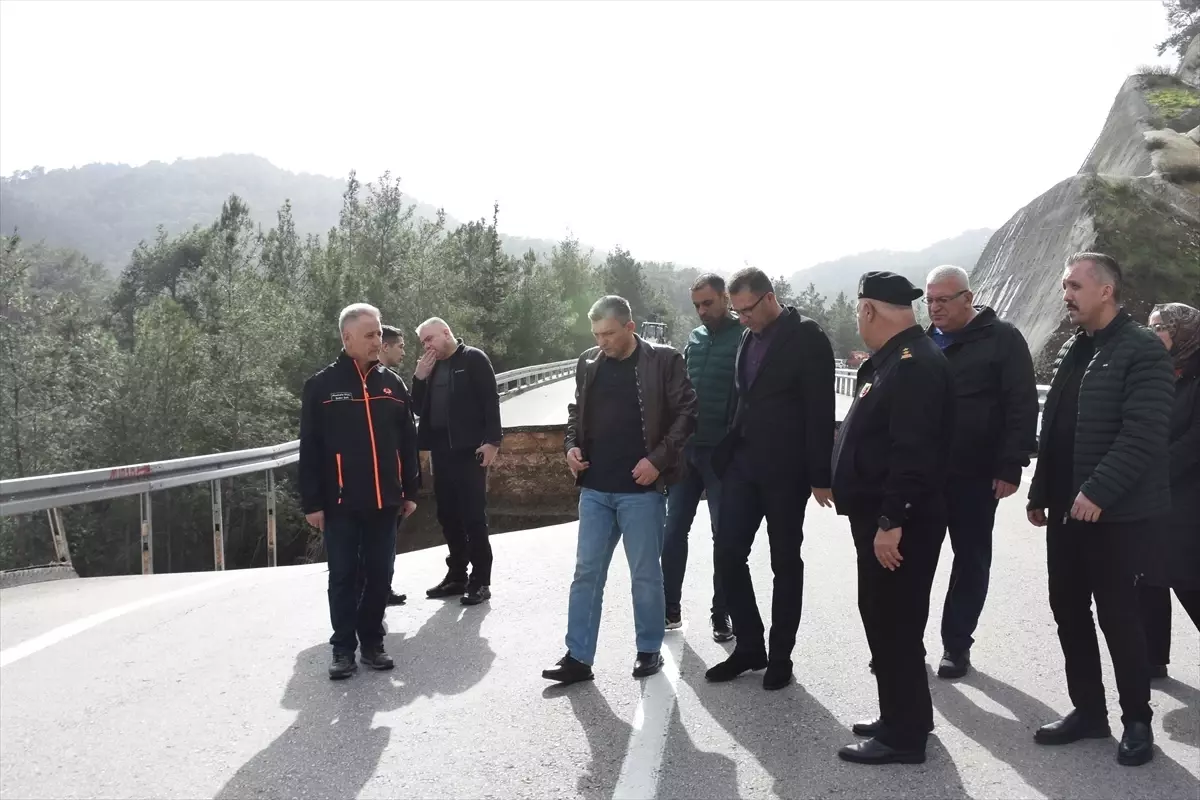 Antalya'da Kumluca-Kemer kara yolu göçük ve heyelan nedeniyle kısmen ulaşıma kapatıldı