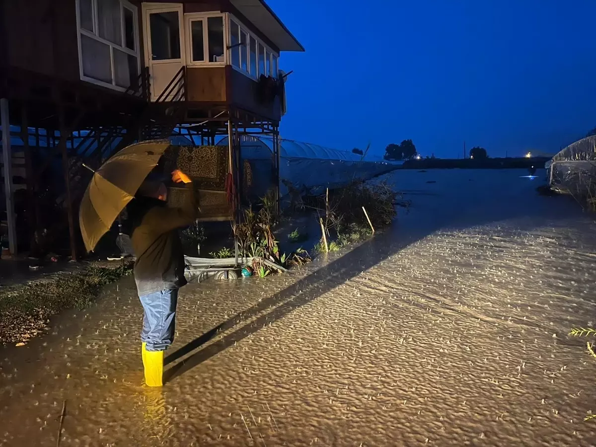 Antalya'da kuvvetli sağanak hayatı olumsuz etkiliyor