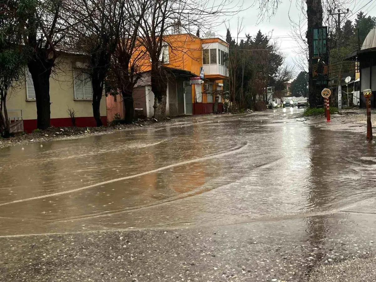 Antalya'da kuvvetli sağanak taşkınlara yol açtı minibüste mahsur kalanlar kepçe yardımıyla kurçarıldı