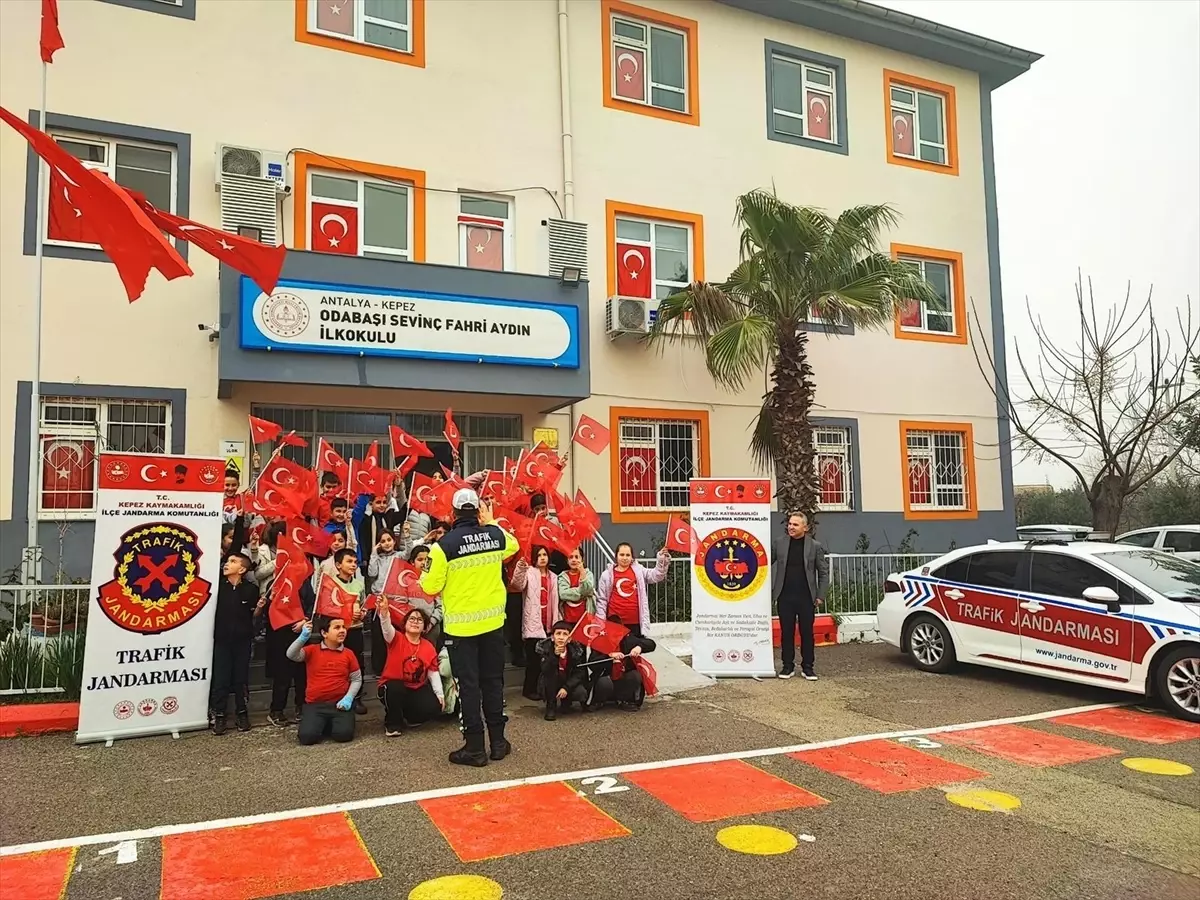 Antalya'da okul çevreleri ve öğrenci servisleri denetlendi