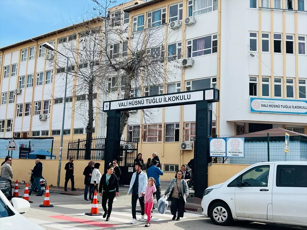 Antalya'da okulda çıkan yangın söndürüldü