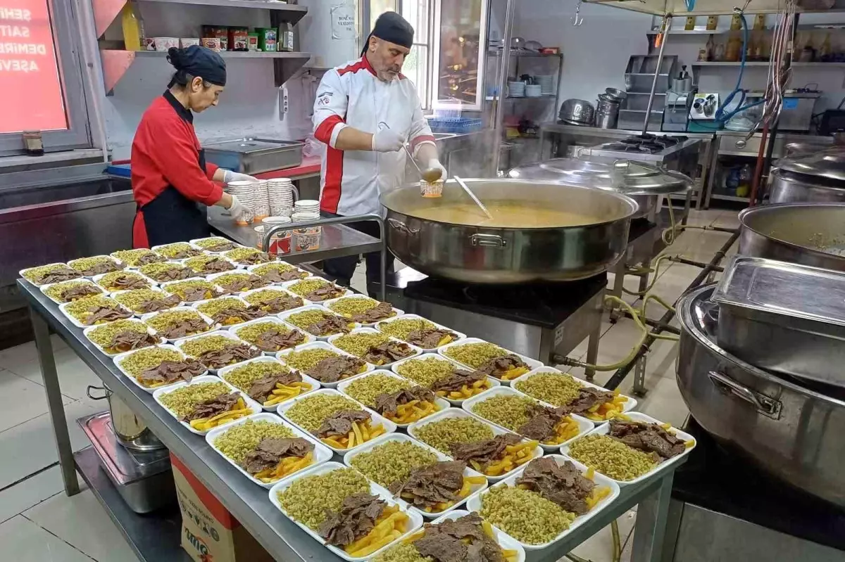 Araban'da 6 Şubat depremlerinde hayatını kaybedenler için 450 aileye et döner dağıtıldı