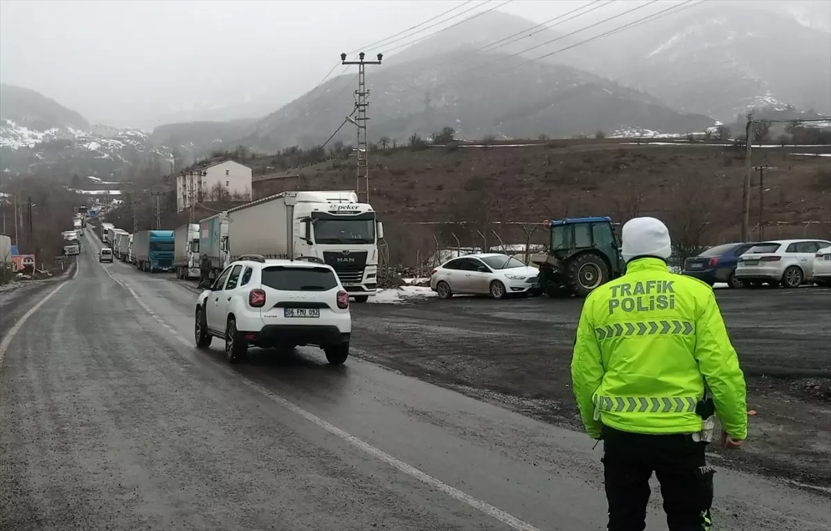 Ardahan'da tır geçişine kapatılan kara yolunda ulaşım normale döndü