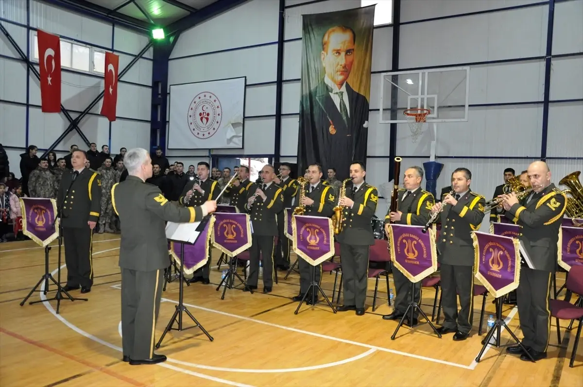 Askeri bando takımı Çukurca'da konser verdi