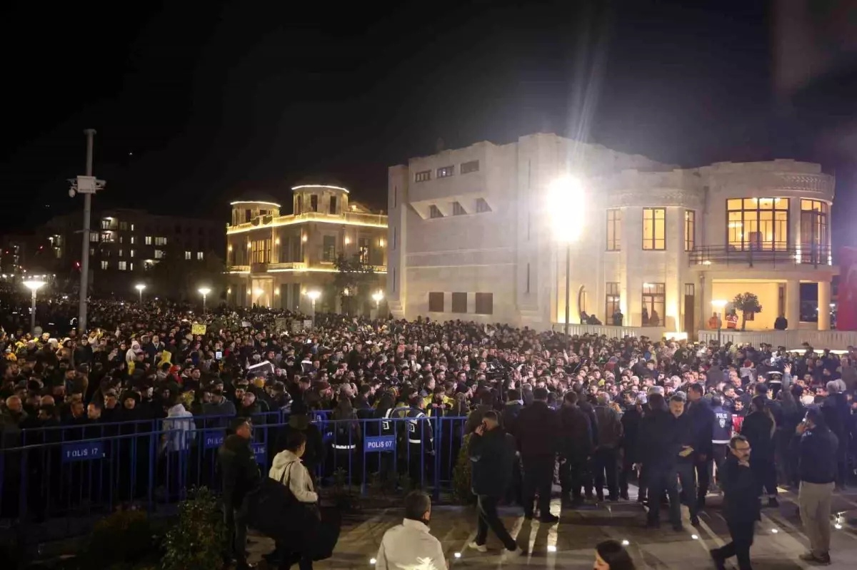 Asrın felaketinin 3'ünci yıl dönümünde Hatay'da binlerce kişi sessiz yürüyüş gerçekleştirdi