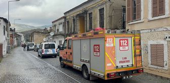 Aydın'da yağışlardan etkilenen evin bir bölümünün yıkılması kamerada