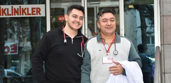 Aynı okuldan mezun olan baba-oğul, Afyonkarahisar'da aynı ilçede doktor olarak görev yapıyor