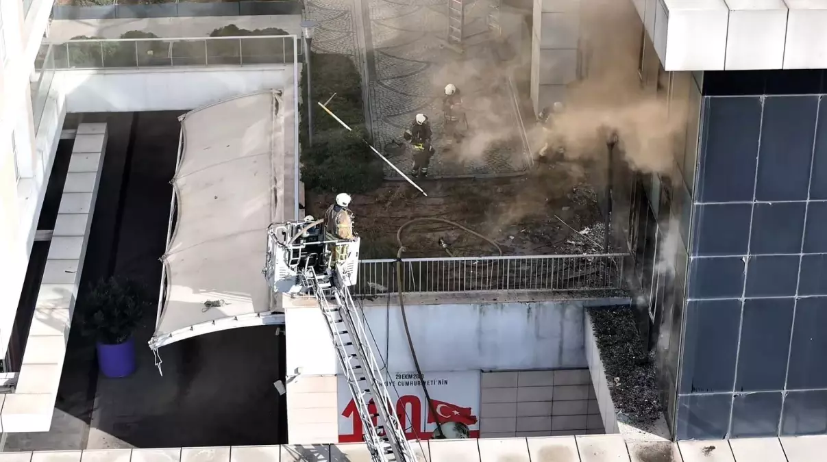 Bağcılar'da alışveriş merkezinin içindeki gece kulübünden alevler yükseldi