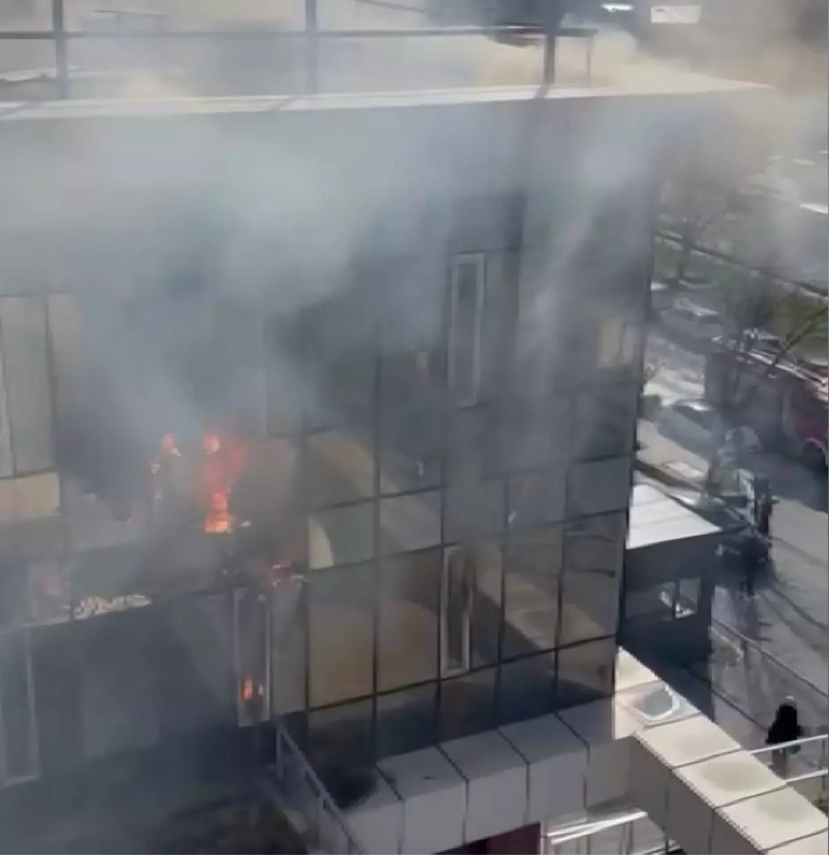 Bağcılar'da Alışveriş Merkezinde Yangın Çıktı