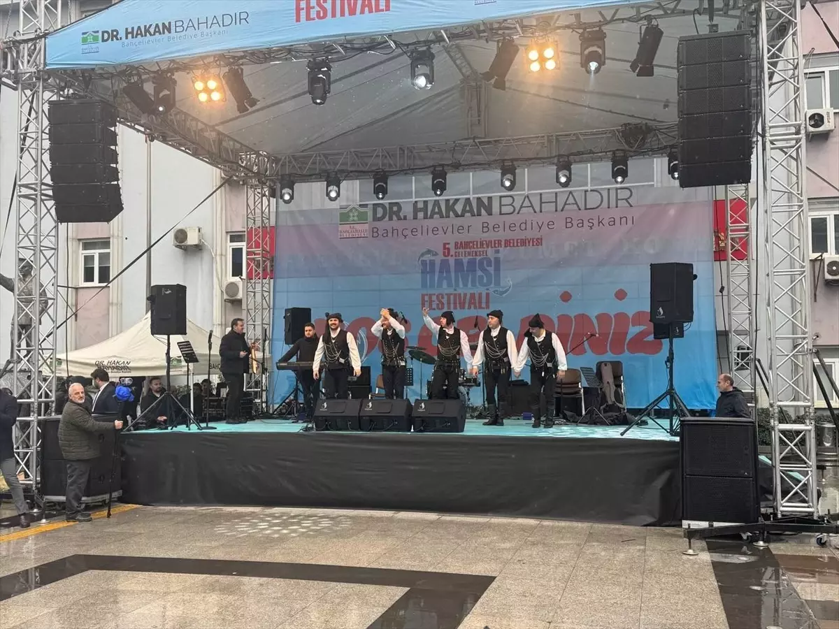 Bahçelievler Belediyesinin düzenlediği festivalde 5 ton hamsi dağıtıldı
