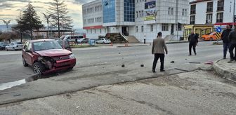 Bahşılı'da iki otomobilin çarpıştığı kazada araçlarda hasar oluştu