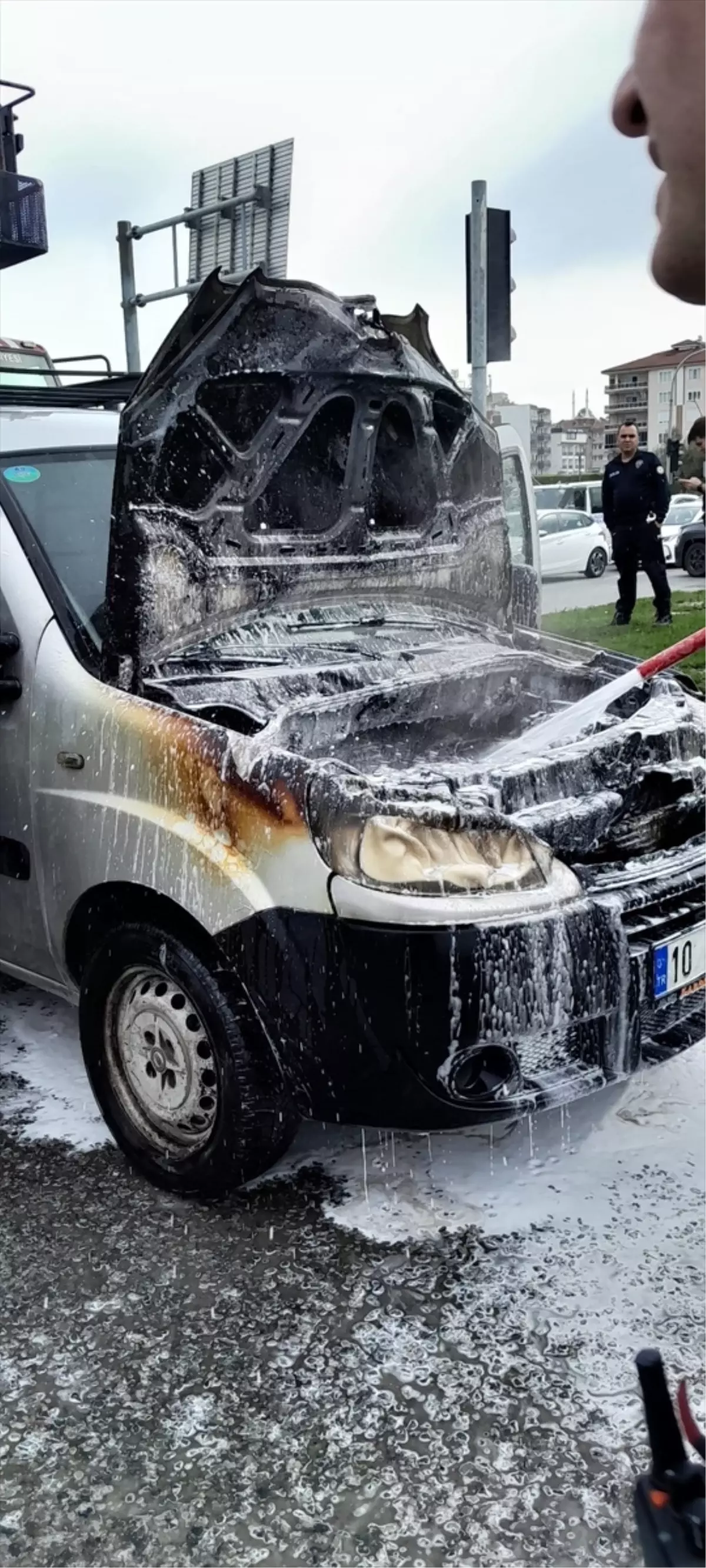 Balıkesir'de seyir halindeki hafif ticari araç yandı