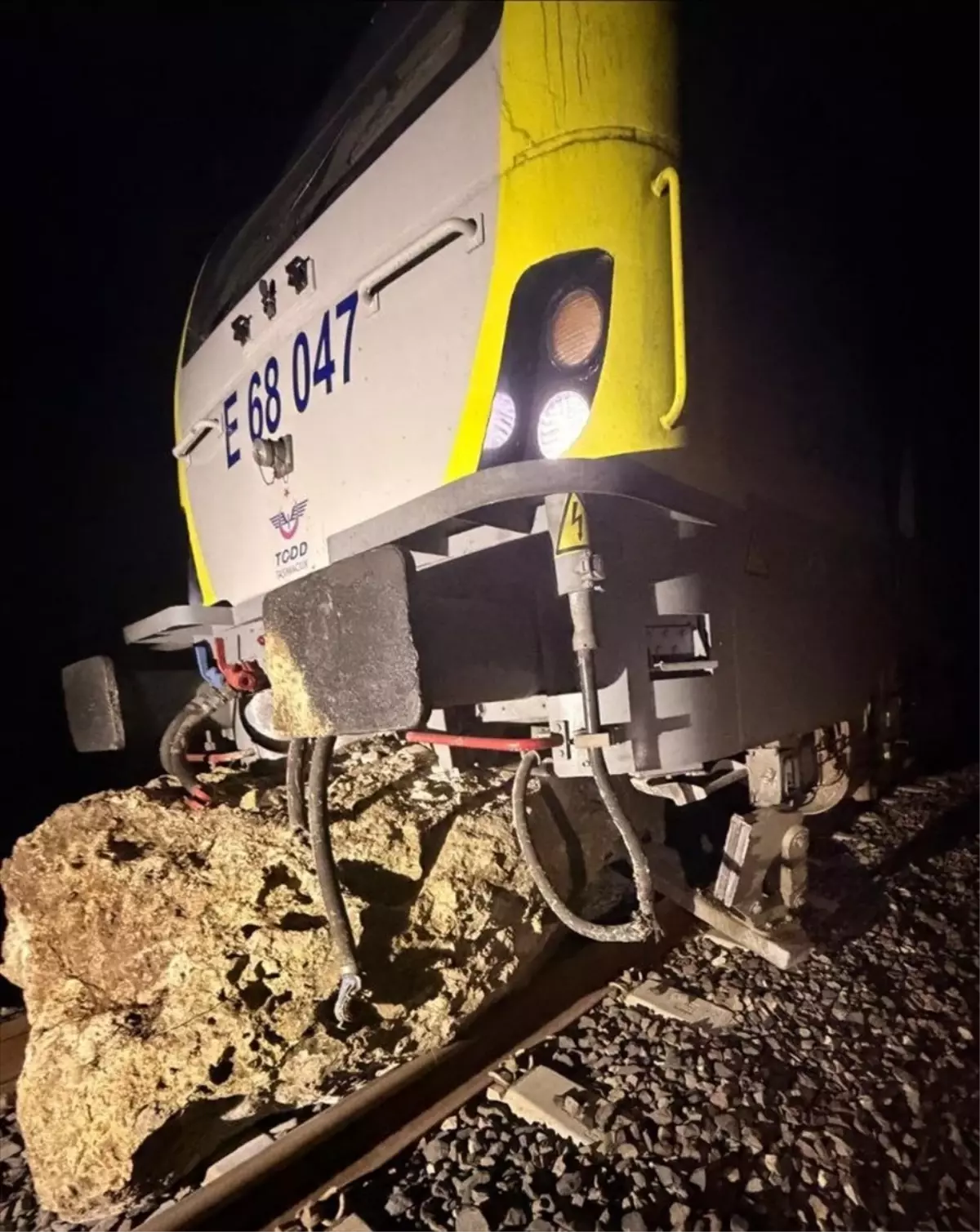 Balıkesir'de yolcu treninin lokomotifi, düşen kaya parçası nedeniyle raydan çıktı