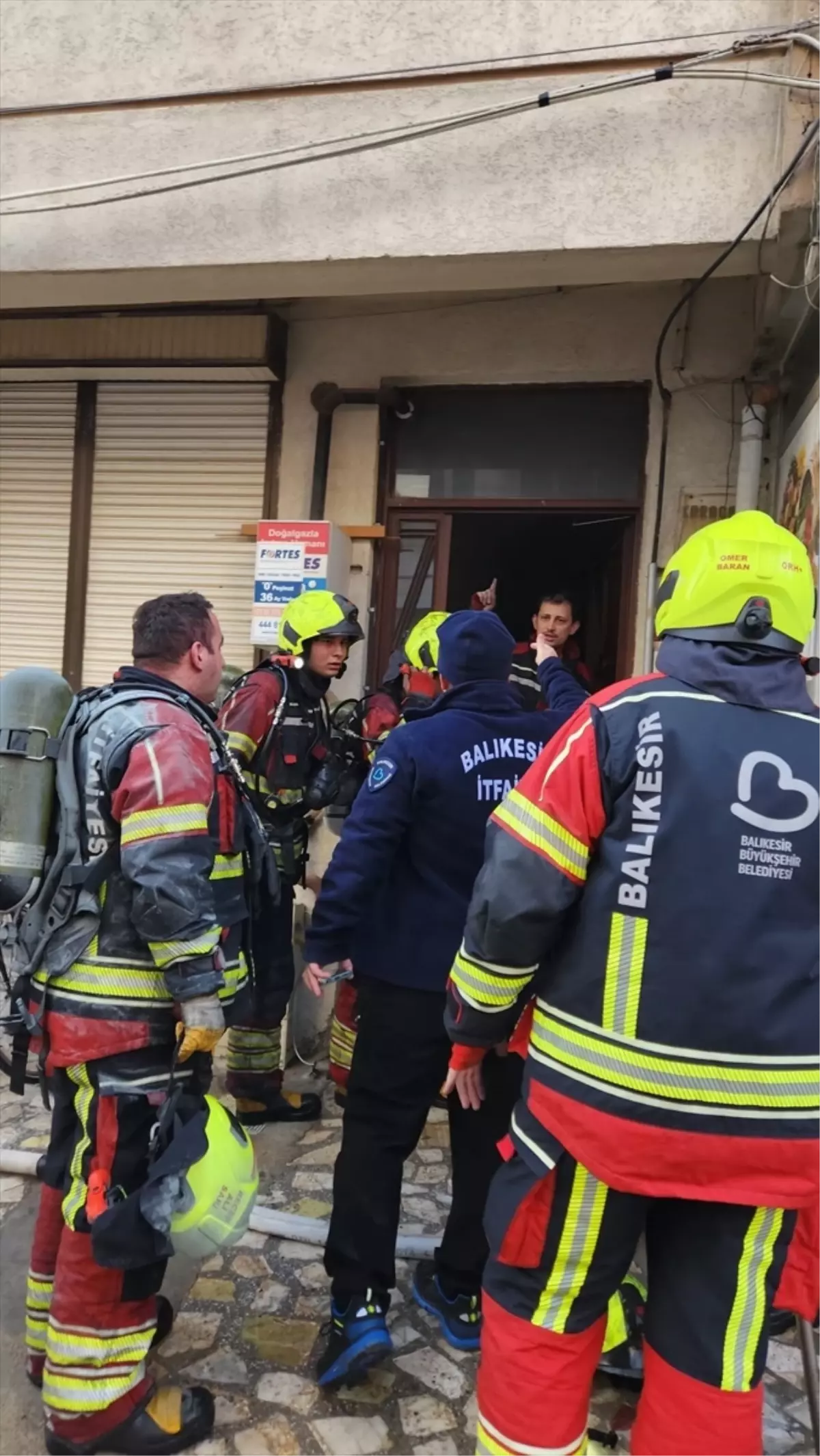 Balıkesir'deki yangında 4 kişi dumandan etkilendi