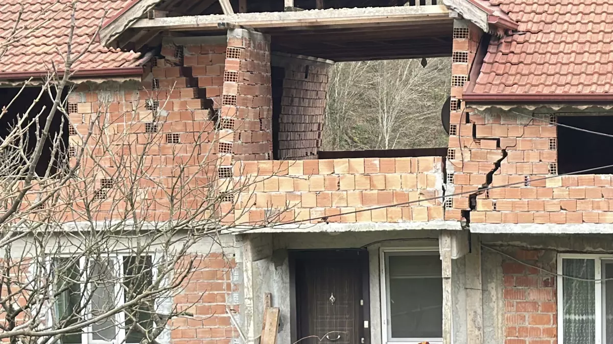 Bartın'da toprak kayması; 3 evde çatlaklar oluştu