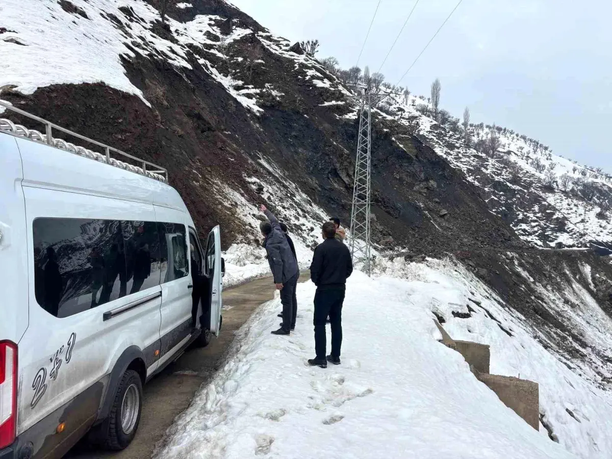 Batman'da grup köy yolunda heyelan: 2 minibüs mahsur kaldı
