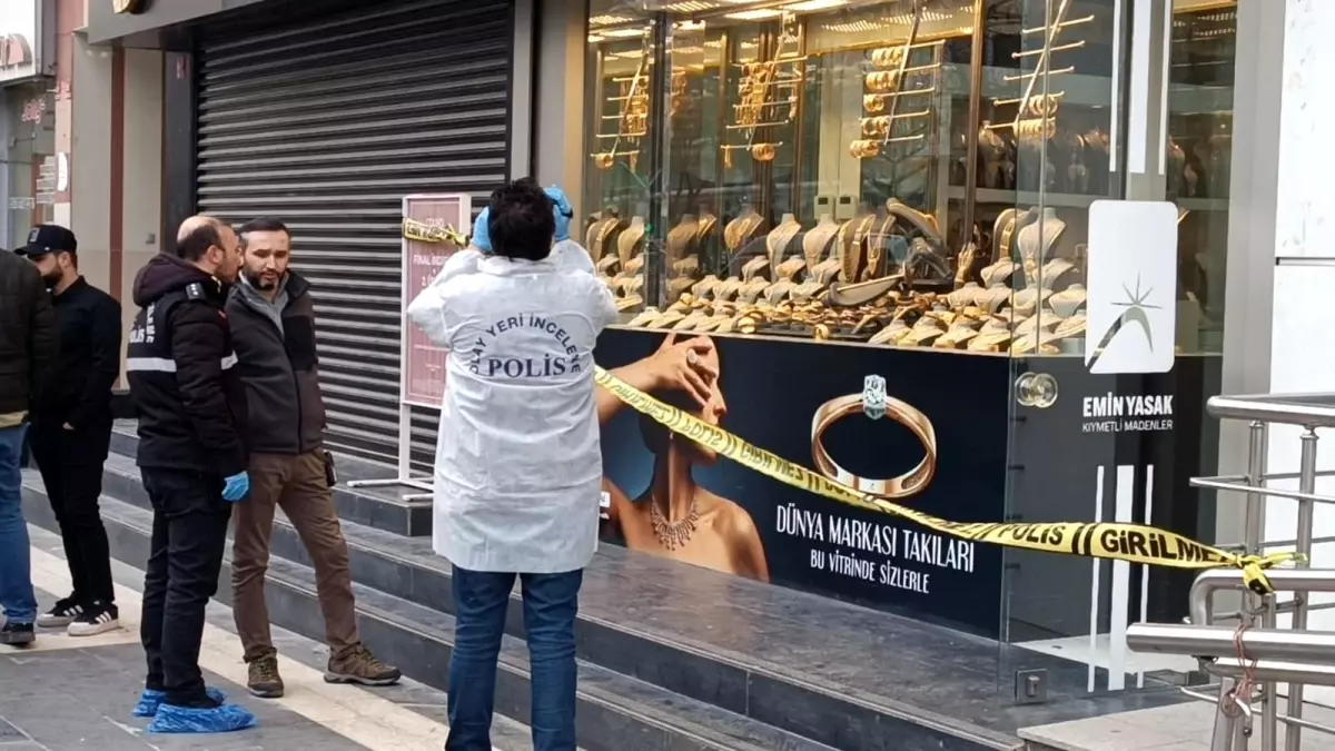 Batman'da silahlı kuyumcu soygunu: Kar maskeli 2 şüpheli, çaldıkları altınla birlikte kaçtı