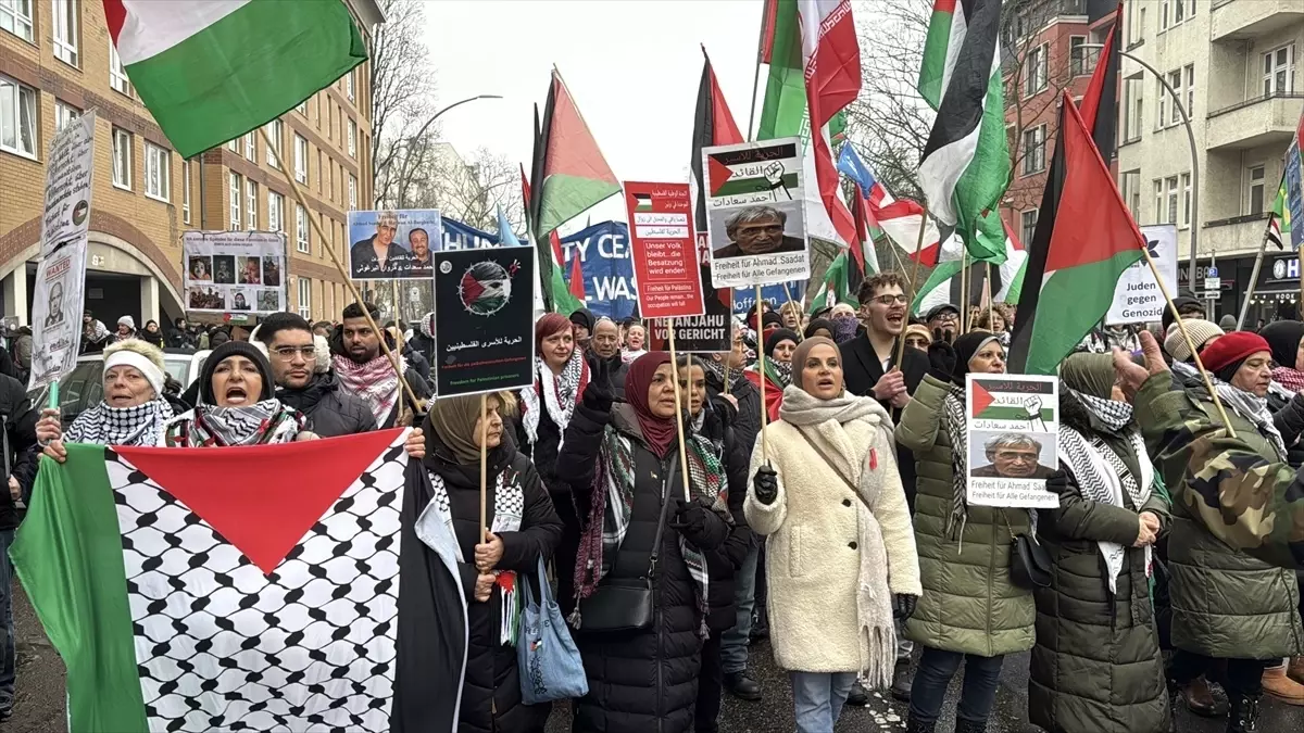 Berlin'de 'Soykırımı durdurun' sloganıyla Filistin'e destek gösterisi düzenlendi