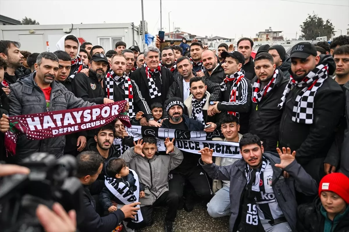 Beşiktaş Kulübü Başkanı Adalı, Hatay'da depremzedelerle bir araya geldi