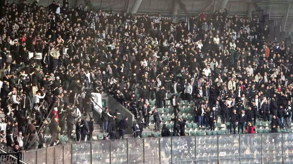 Beşiktaş tribünü karıştı, 15 taraftara adli işlem yapıldı