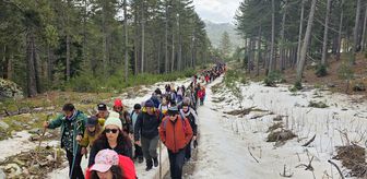 Beyşehir'de doğa tutkunları kar yürüyüşü yaptı