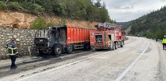 Bilecik'te seyir halindeki hafriyat kamyonu yandı