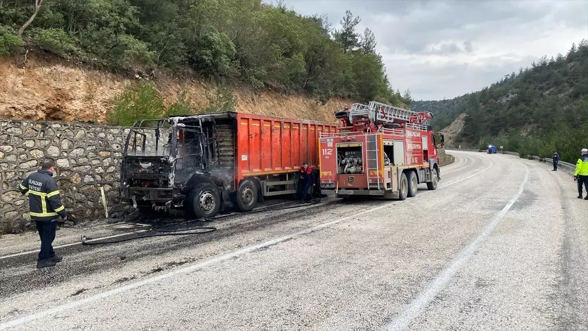 Bilecik'te seyir halindeki hafriyat kamyonu yandı