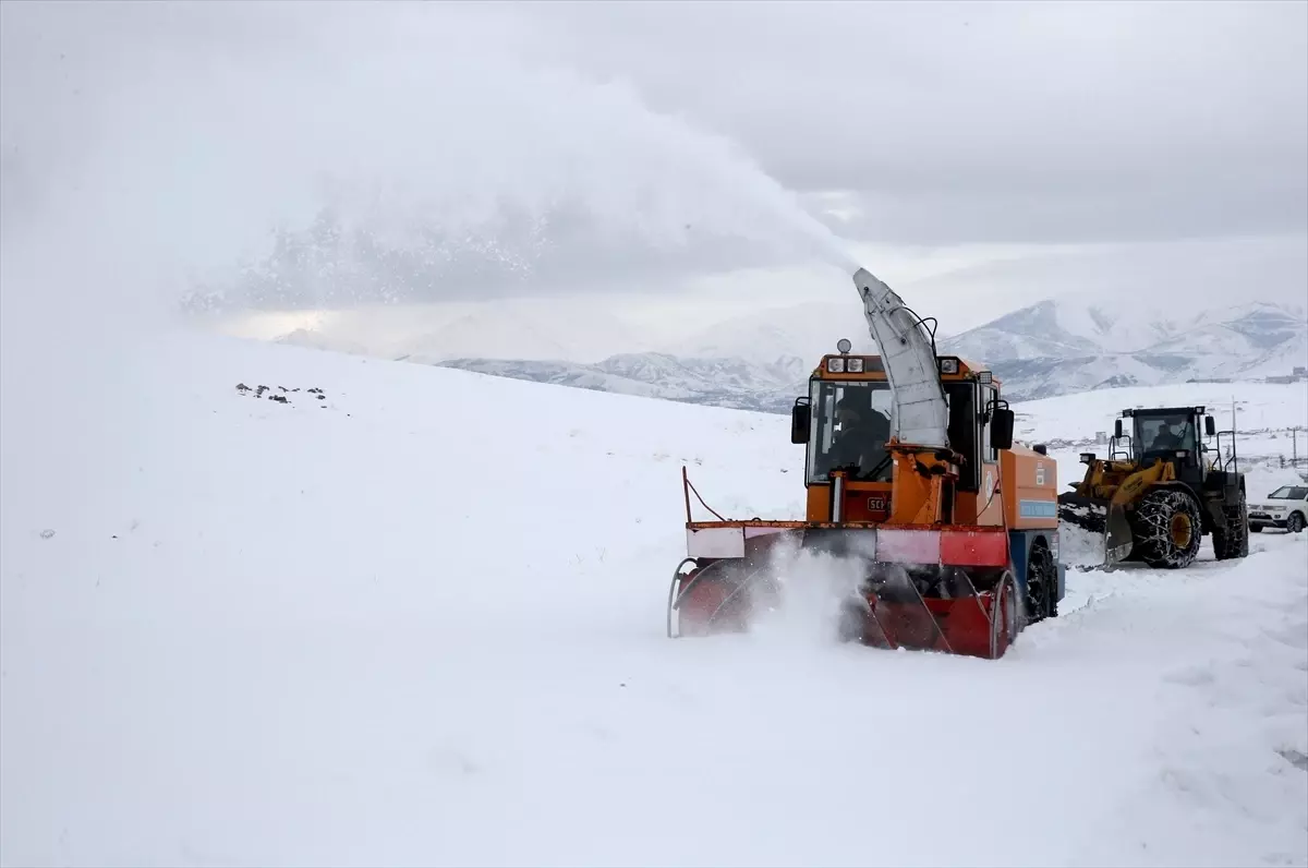 Bitlis'te "kar kaplanları" kesintisiz ulaşım için sahada