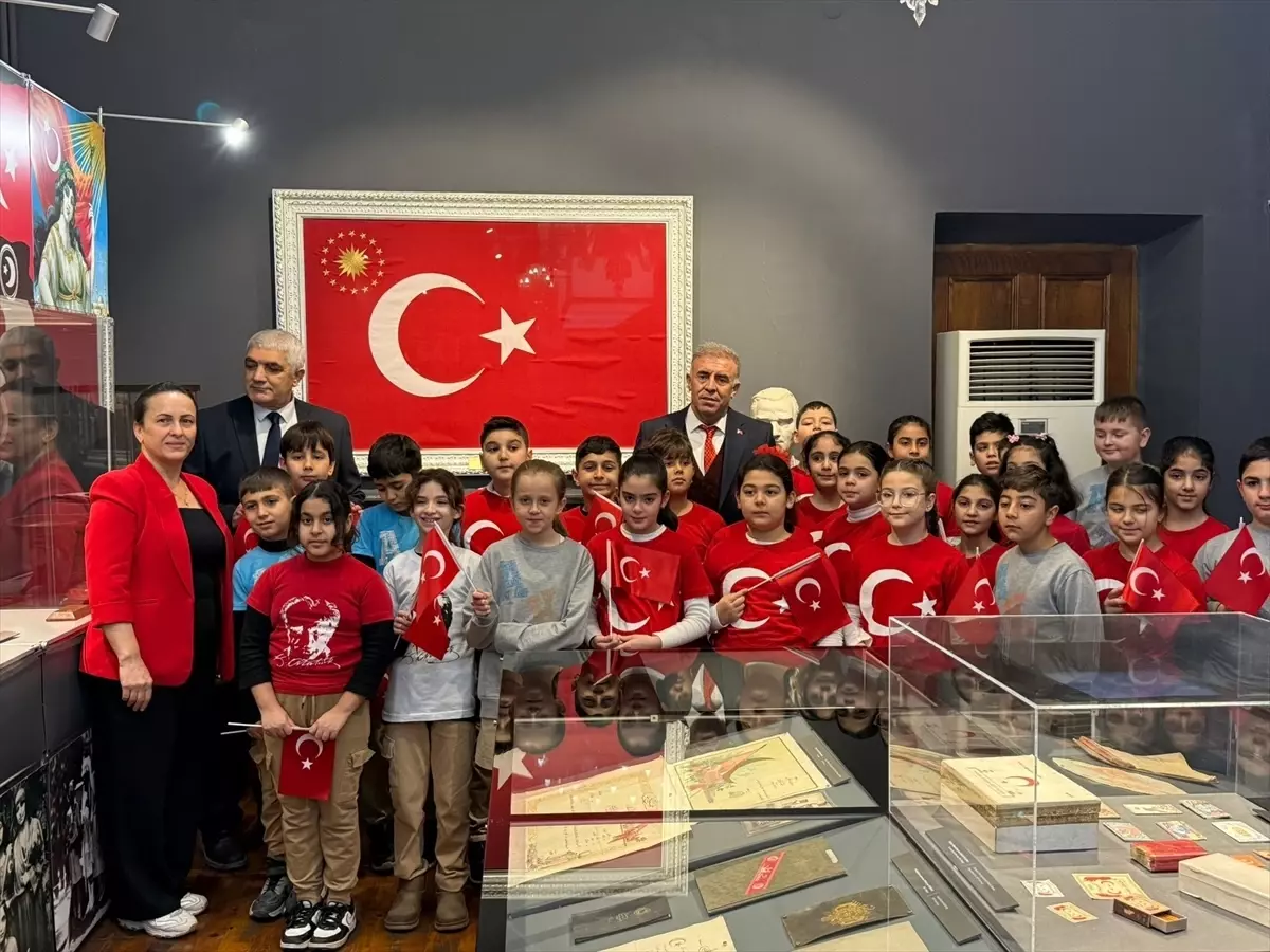 Buca'da öğrencilerden Bayrakbilim ve Türk Bayrakları Müzesi'ne ziyaret