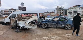Bursa'da ehliyetsiz sürücünün kullandığı otomobilin park halindeki araçlara çarptığı kazada 7 kişi yaralandı