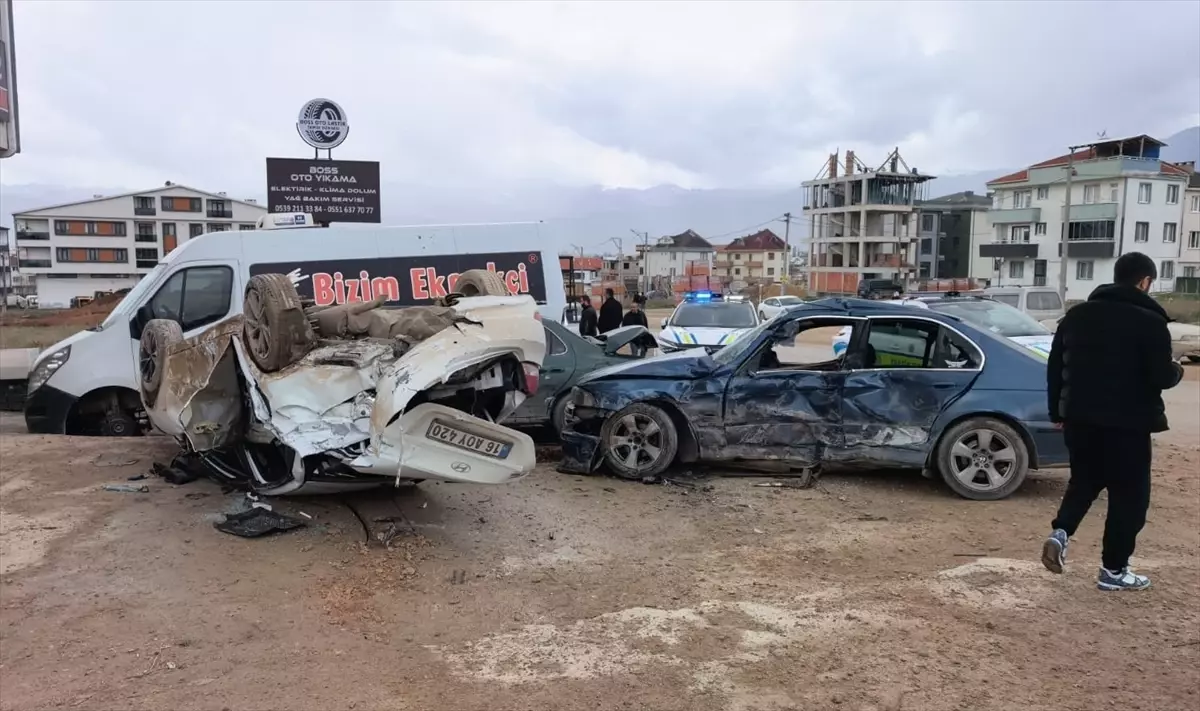 Bursa'da ehliyetsiz sürücünün kullandığı otomobilin park halindeki araçlara çarptığı kazada 7 kişi yaralandı