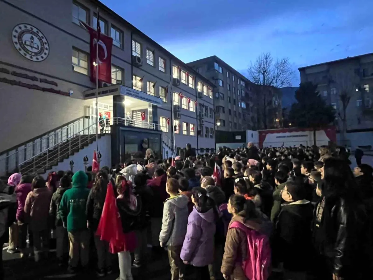 Bursa'da minik öğrenciler, depremde hayatını kaybedenleri unutmadı