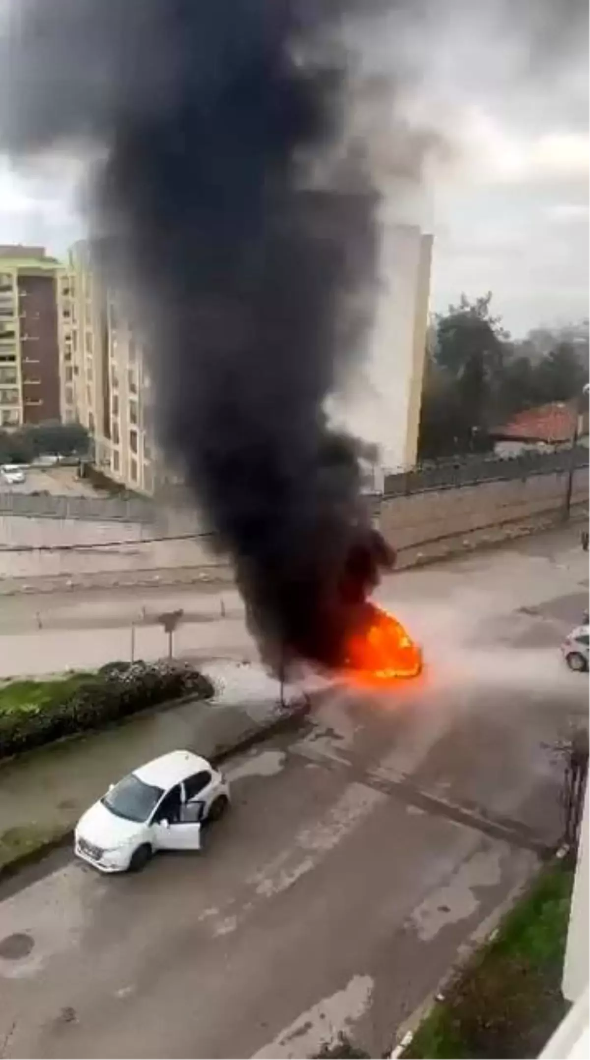 Bursa'da yanan araç art arda patladı, mahalleli panik yaşadı