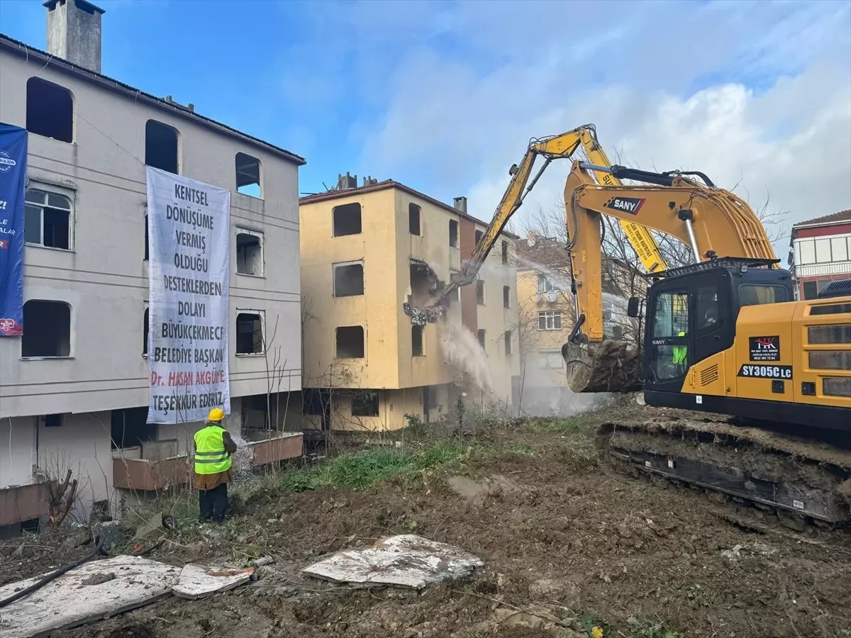 Büyükçekmece'de deprem açısından 'yüksek riskli' 2 bina yıkıldı