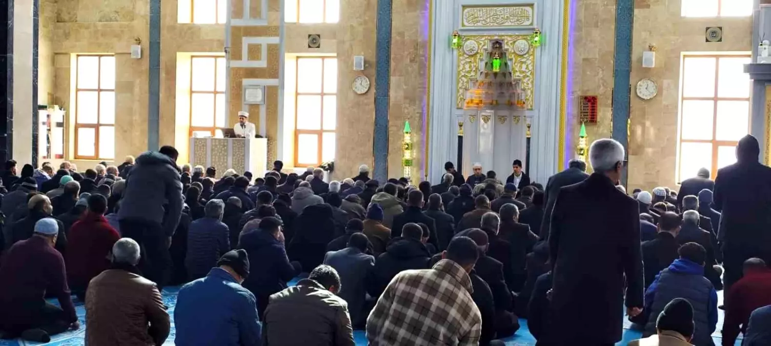 Çaldıran'da deprem şehitleri dualarla anıldı