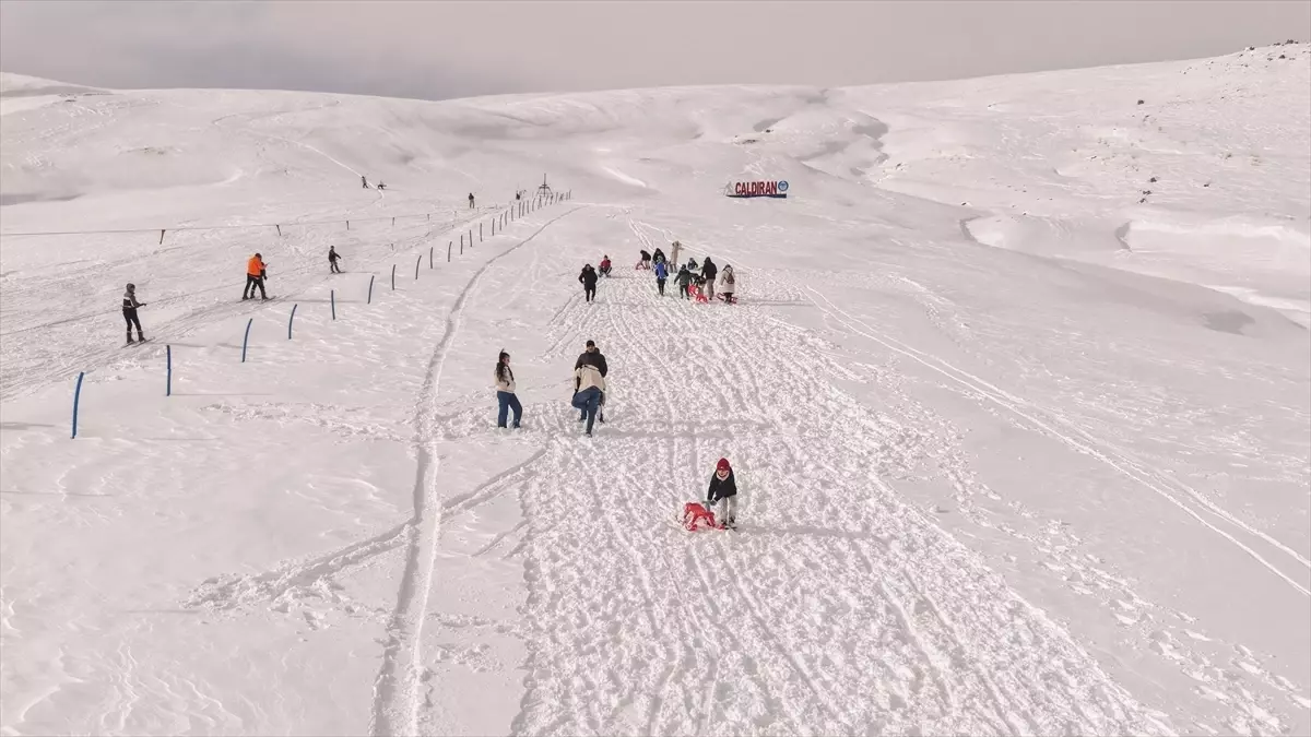 Çaldıran Termal Kayak Merkezi, kayak tutkunu çocukları ağırladı