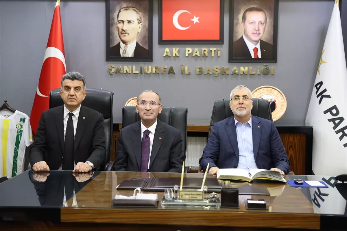 Çalışma ve Sosyal Güvenlik Bakanı Işıkhan, AK Parti Şanlıurfa İl Başkanlığını ziyaret etti