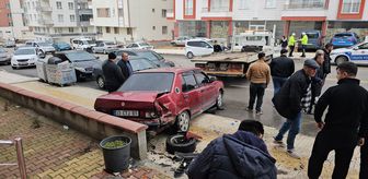 Çorum'da kamyonetin park halindeki araçlara çarptığı kaza güvenlik kamerasında