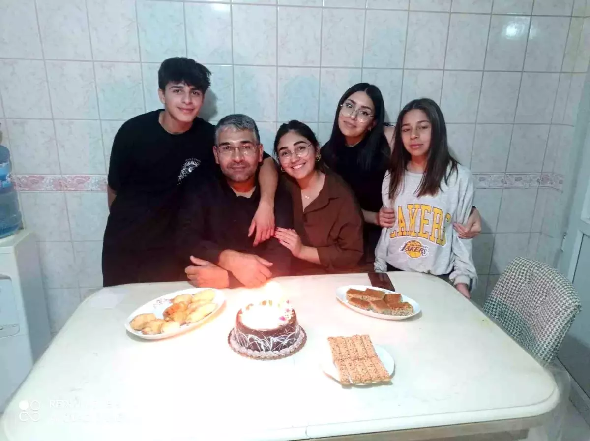 Depremde tüm ailesini kaybeden baba, 04.17'de mezar başında gözyaşlarına boğuldu