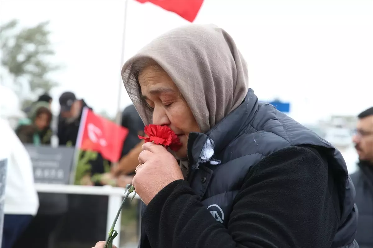 Depremde yaşamını yitiren AA muhabiri Burak Milli, Hatay'daki mezarı başında anıldı